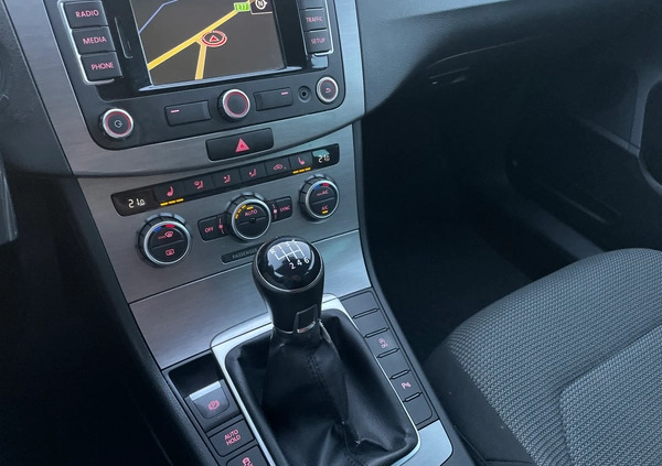 Volkswagen Passat cena 25900 przebieg: 242000, rok produkcji 2012 z Nidzica małe 379